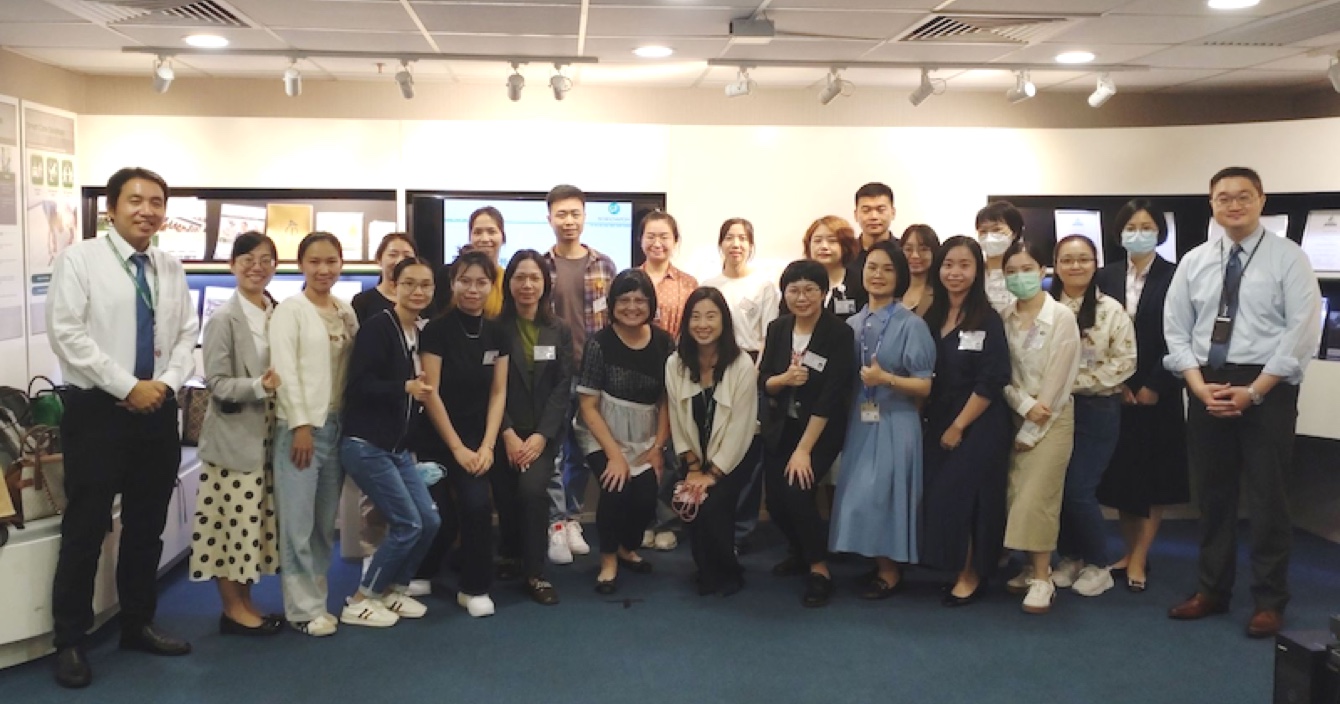 Hong Kong Nursing College visited the innovative pension program and the volunteer team to participate in child care activities